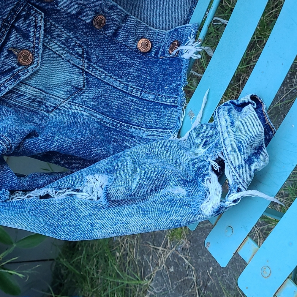 FOREVER 21 distressed, cropped acid wash jean jacket. S - Picture 4 of 7